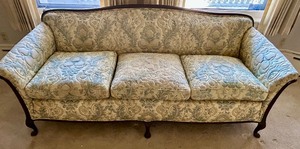lot 40 image: Vintage Victorian Style Floral Sofa