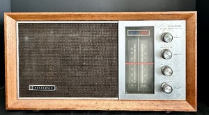 lot 50 image: Vintage Panasonic Radio Model # RE-7257