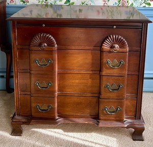 lot 16 image: Beautiful Vintage Permacraft Bachelors Chest
