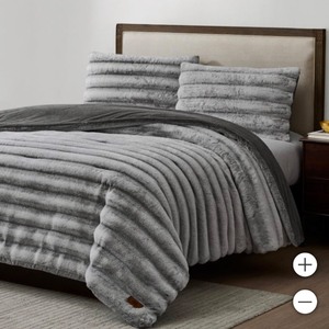 lot 49 image: New FRYE Channel 3-piece Faux Fur Comforter Set - Gray - King 