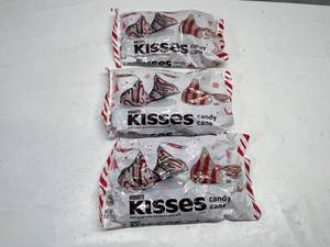 lot 105 image: 3x 9oz Candy Cane Kisses