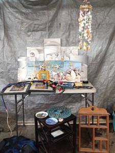 lot 71 image: travel souvenirs and home decor