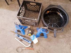 lot 97 image: Jack stands, Bottle jack, and oil drain pan