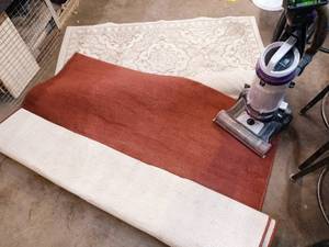 lot 83 image: Bagless Vacuume and 2 rugs