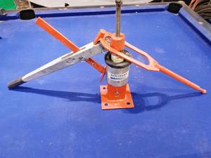 lot 3 image: Small tire changer