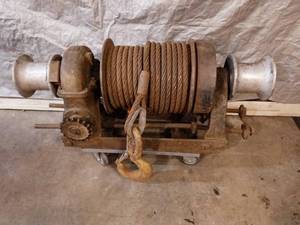 lot 14 image: 20 Ton Tulsa winch model 23L, Chain driven (works) aproxx 48 wide and guessing over 500lbs
