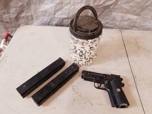 lot 31 image: CO2 powered BB gun, airsoft BBS and two airsoft gun magazines