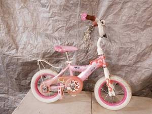 lot 33 image: Disney princess little girls bike