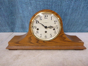 lot 34 image: Howard Miller Mantle Clock