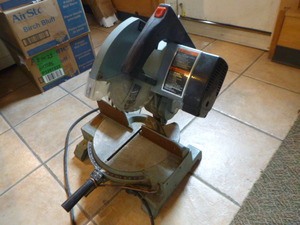 lot 58 image: Delta 10 Motorized Miter Saw