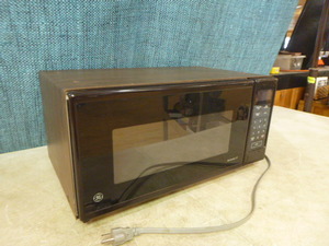 lot 113 image: GE Spacemaker III Microwave Oven