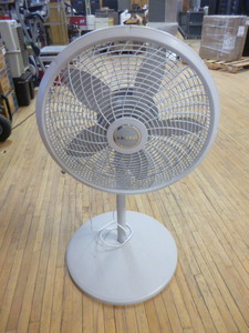 lot 38 image: Lasko 20 Pedestal Fan