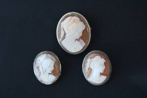 lot 43 image: Vintage Silver Cameos Shell Carved PinBrooch (3)