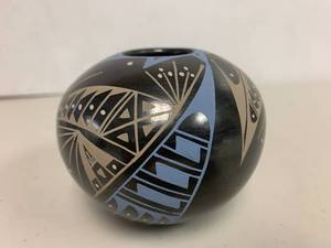 lot 4 image: Mata Ortiz Pottery Vase