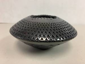 lot 10 image: Mata Ortiz Black Pottery Bowl