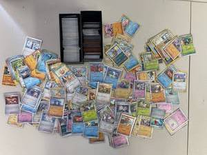lot 30AB image: Collection Hundreds Pokemon Trading Cards Lot