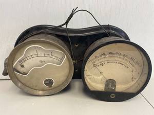 lot 39 image: Vintage X Ray Milliameter & Victor A.C. Amp Meter Set
