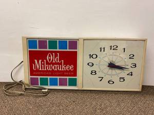 lot 40 image: Old Milwaukee Beer Clock Sign