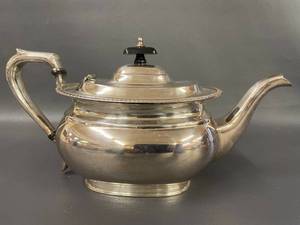 lot 43 image: Vintage Sheffield Silver-Plated Teapot