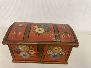 lot 61 image: Vintage Scandinavian  Hand-Painted Wooden Box