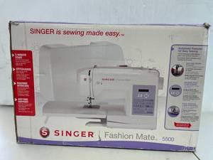 lot 86 image: Singer Fashion Mate 5500 Sewing Machine