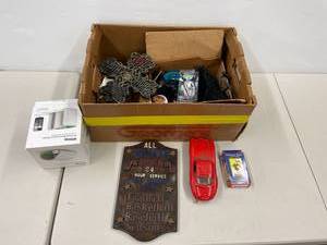lot 101 image: Diverse Collectible and Gadget Lot