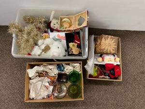 lot 103 image: Vintage Xmas Decor & Glassware Lot