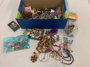 lot 104A image: Mixed Costume Jewelry Lot