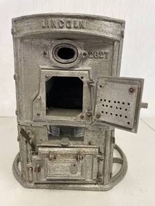 lot 105 image: Lincoln 2627 Mini Cast Iron Stove