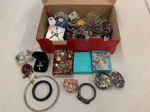 lot 107A image: Mixed Jewelry Lot