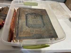 lot 33 image: 1800s Pulpit Bible