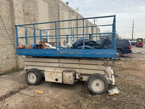 lot 4 image: Oversized Scissors Lift
