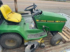 lot 5 image: John Deere Riding  Lawn Mower