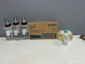 lot 90 image: Soap Dispenser and Four Bottles of Foam Handwash