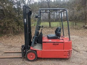 lot 7 image: Linde Electric Forklift