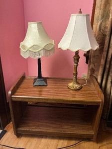 lot 20 image: TV Stand Table with Two Small Table Lamps