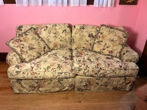 lot 21 image: Floral Coach with Pillows