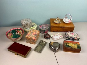 lot 40 image: Trinket Box Lot