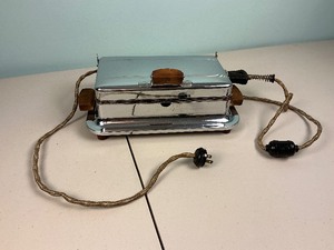 lot 46 image: Vintage Waffle Iron