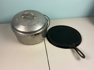 lot 47 image: Wagner Ware No. 8 Drip Drop Roaster Dutch Oven with Cast Iron Skillet