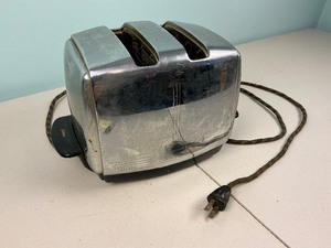 lot 50 image: Sunbeam Radiant Control Chrome Toaster