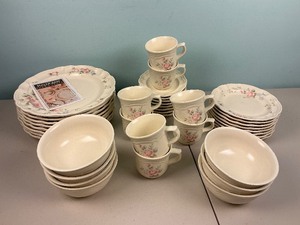 lot 54 image: Pfaltzgraff Tea Rose Dinnerware