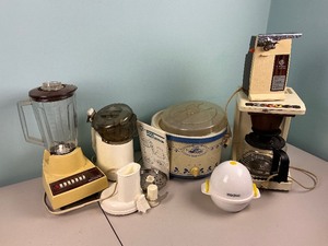 lot 57 image: Vintage Kitchen Counter Appliances