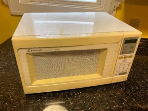 lot 60 image: Emerson Microwave Oven