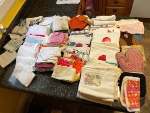 lot 62 image: Kitchen Linen Hand Towel Pot Holder Lot