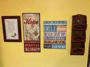 lot 64 image: Wall Dcor Lot