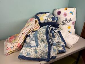 lot 77 image: Comforter Blanket Lot #1