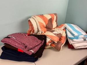 lot 81 image: Quilt Comforter Blanket Lot