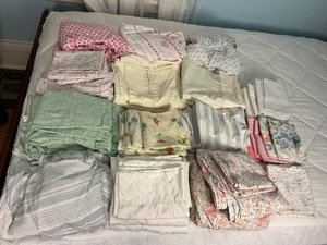 lot 86 image: Full Size Bed Sheet Sets with Pillow Cases Lot #1