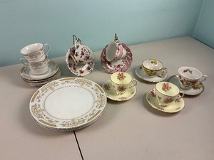 lot 110 image: Fine China Lot with Tea Cups